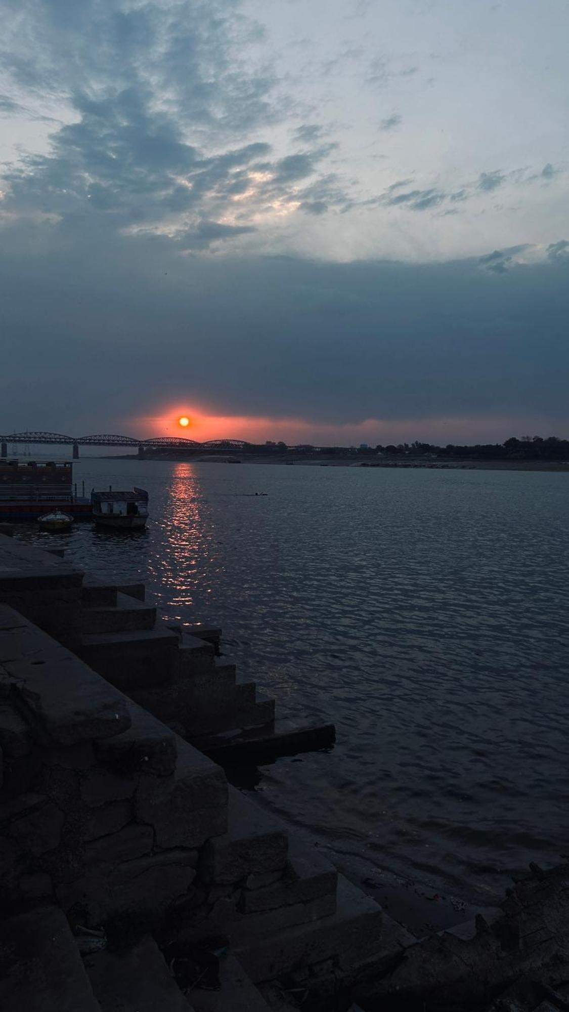 Tandon Lodge On The Ganga Ghat Homestay バラナシ エクステリア 写真